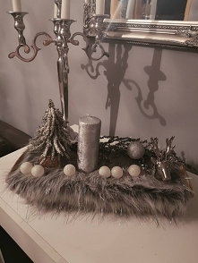 Śliczny świateczny stroik do kupienia za 99,99zł! Korytko(podstawka) zrobiona z PRAWDZIWEGO DREWNA! Jeżeli ktoś byłby zainteresowany, proszę o komentarz.