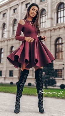Bordowa, rozkloszowana sukienka z kolekcji Illuminate <3