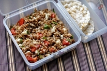 Sałatka z kaszą gryczaną, mozzarellą i pomidorami

 Sałatka z kaszą gryczaną idealnie nadaje się jako posiłek do pracy. 

100 g kaszy gryczanej
1/2 kulki mozzarelli
1 pomidor
ga...