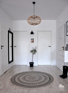 W projekcie przedpokoju dominuje biel, która wprowadza oddech do całego wnętrza. Została zestawiona z czarnymi dodatkami oraz piękną wiklinową lampą rodem z Bali. Projekt by Yum...