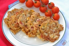 Warzywne placuszki z szynką

1 szklanka mąki
3/4 szklanki mleka
sól, pieprz
chili, bazylia, oregano
1/2 czerwonej papryki
1/2 puszki kukurydzy
6 plastrów szynki
1/2 pęczka szczy...