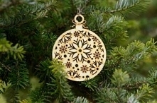 Bombka ze śnieżynkami.

Bombka ze śnieżynkami to bożonarodzeniowa ozdoba, którą można zarówno udekorować świąteczny stroik, jak i powiesić na choince. Choinki udekorowane tylko ...