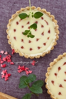 Walentynkowe tarteletki z malinami i białą czekoladą (bez pieczenia)