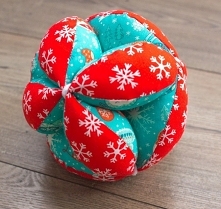 Piłka takane do nauki chwytania dla dzieci. 
fb MisioZdzisioSklep.