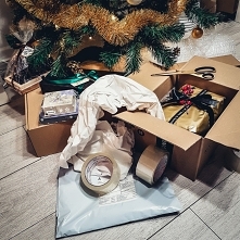 "Jak wysłać paczkę kurierem na Święta?" - poradnik na blogu Mocem + kod rabatowy