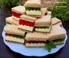 Składniki: 3 wafle kwadrato...