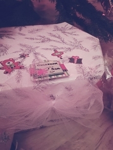 Różowy papier i trochę tiulu wygląda ślicznie. Każdej dziewczynce spodoba się taki prezent od Mikołaja! :)