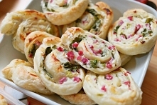 Ślimaki z ciasta francuskiego z kindziukiem i serem