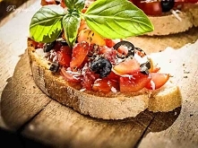 Bruschetta z pomidorami i oliwkami