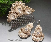 Wyjątkowy komplet wykonana pracochłonną techniką haftu soutache .Kolczyki wym.8/4cm ,grzebień 8cm. Użyte kamienie to kaboszony ceramiczne ,koraliki akrylowe oraz koraliki TOHO ....