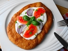 Węgierski Langosz. Placki drożdżowe z patelni,pyszne i proste w przygotowaniu,można je podawać z różnymi dodatkami,skradły moje serce :-)