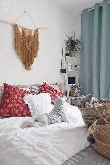 Pieleszowo udekorowana sypialnia. Nasze produkty:

pościel z falbankami Bielusieńka Pierzyna
drabinka - regał Aniela Niebiańska
Kosze dekoracyjne z trawy morskiej