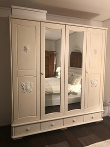 Brązowa szafa stała na śmietniku, teraz jest biała i piękna. Nie ma rzeczy nie możliwych.