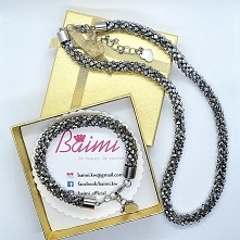 Zestaw z wysokiej jakości kryształków szklanych oraz stali szlachetnej. Pięknie mieni się i iskrzy odbijając światło :) Zapraszam na fb/baimi.kw :)