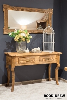 Konsola z litego drewna przepięknie będzie się prezentować w przedpokoju