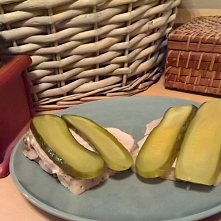 I z ostatniej chwili. Właśnie na naszej stronie pojawił się nowy przepis - na gotowane mięsko do kanapek. A kanapki w Kanapkomiksie się ze sobą nosi.