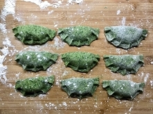 Zielone pierogi ze szpinakiem i fetą to super food stworzony z myślą o naturze oraz wegetarian. Idealny na obiad, na imprezę i do pracy.