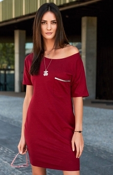 Numinou NU154 sukienka bordowa Prezentujemy uniwersalną sukienkę dla każdej kobiety, prosty fason i jednolita dzianina umożliwiają szaleństwo z dodatkami, sukienka posiada krótk...