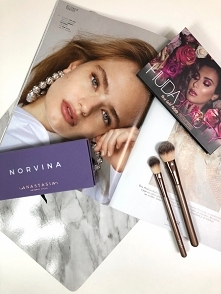 Bitwa, która lepsza? Norvina z pięknymi matami i lśniącymi drobinkami czy Huda z foliowymi cieniami?