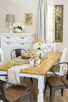 Prowansalska jadalnia- patynowane meble z litego drewna z ciemniejszymi blatami