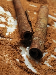 Olejek eteryczny cynamonowy jest pozyskiwany z kory cynamonowca cejlońskiego. Posiada korzenny, lekko słodki oraz  intensywny zapach.  Wdychanie go, korzystnie wpływa na funkcjo...