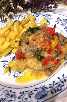 Karkówka zapiekana z warzywami 

 Na 6 porcji
6 plastrów karkówki o grubości ok 1 cm
250 gram cebuli
400 gram papryki w strączku,użyłam czerwonej i żółtej
300 gram pieczarek
⧪
d...