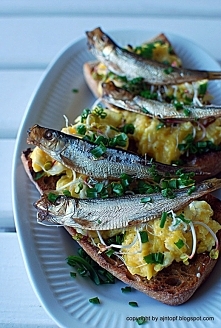 jajecznica z sardynkami na chlebie