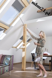 Dzięki drążkowi FAKRO ZST z łatwością otworzysz wysoko zamontowane okna, a także będziesz sterować roletami i żaluzjami.