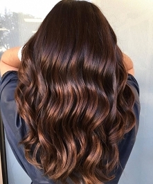 Refleksy na ciemnych włosach