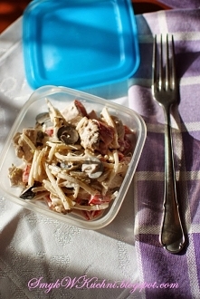 Sałatka z kurczakiem, pędami bambusa i orzechami włoskimi