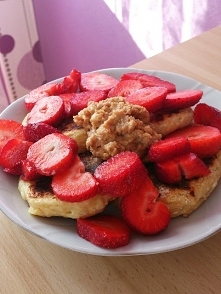 Owsiane serniczki z patelni z masłem orzechowym i truskawkami