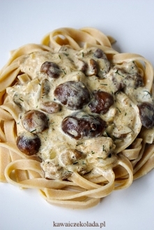 Makaron pełnoziarnisty z borowikami w śmietanowym sosie