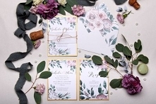 Menu na wesele to coś więcej, niż tylko lista podawanych dań. Ten niewielki gadżet może także stanowić wyjątkową dekorację stołu!