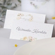 Wizytówki pozwolą w wygodny i praktyczny sposób rozmieścić gości przy stołach podczas uroczystości Pierwszej Komunii Świętej