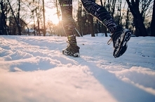 Bardzo często spotykamy się z opinią że treningi w zimnie pozwalają spalić więcej tłuszczu. Czy to rzeczywiście prawda, i temperatura w której trenujemy ma wpływ na ilość spalan...