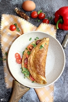 Omlet z kiełbasą i kiełkami