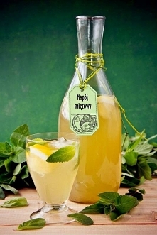 Orzeźwiający napój miętowy i nie chodź markotny :) 1 pęczek świeżej mięty, sok z 1 cytryny, 2 łyżki miodu, 1l wody, kostki lodu gdy gorąco za oknem. Umyte listki zalewamy wrzątk...