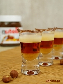SHOT NUTELLA – PRZEPIS
Składniki:

1/3 syropu orzechowego
1/3 likieru kakaowego (Creme de cacao)
1/3 wódki o smaku orzechów laskowych
kilka kropli mleczka skondensowanego
Nutell...
