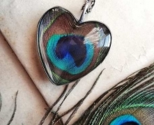 Ręcznie robiony naszyjnik terrarium z prawdziwym pawim piórem.

Wisior w kształcie serca. Wykonany techniką Tiffany’ego, ze szkła, miedzi oraz cyny, stylizowany na stare srebro....