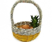 Koszyk wielkanocny wykonany z własnoręcznie skręconych rurek gazetowych - żółtych i naturalnym kolorze "z druczkiem". Wypleciony, a następnie polakierowany lakierem ak...