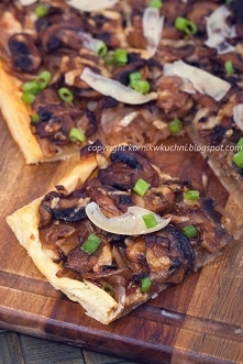 Tarta z pieczarkami i karmelizowaną cebulą