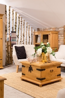 skrzynia drewniana to piękny dodatek do salonu