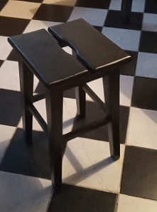 trochę pracy i stary pokryty wielokrotnie olejna taboret jak nowy