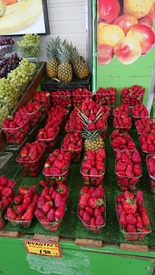 Tak wygląda warzywniak w marcu i truskawki w zimie są zawsze uśmiechnięte. Pamiętam czasy ten zapach poszczególnych owoców i warzyw sezonowo, dzisiaj przez cały rok często i w w...