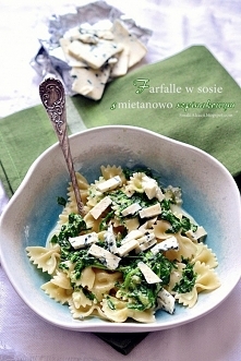 Farfalle w sosie śmietanowo szpinakowym