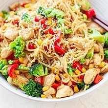 NOODLE Z KURCZAKIEM TERIYAKI I WARZYWAMI
Z brokułem, papryką i kukurydzą