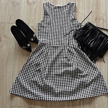 Wizytowa sukienka w pepitkę.
Kuferart.pl 
Vintage-sukienki