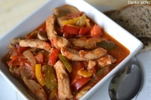 Schab po bałkańsku Składniki: 500 g schabu wieprzowego bez kości 250 g pieczarek 1 papryka czerwona 1 papryka żółta 1 puszka pomidorów 1 cebula 2 ząbki czosnku 3 nieduże ogórki ...