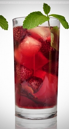 Drink z truskawek i wina