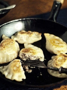 Pierogi z farszem z mięsa kaczki podsmażane na gęsim smalcu